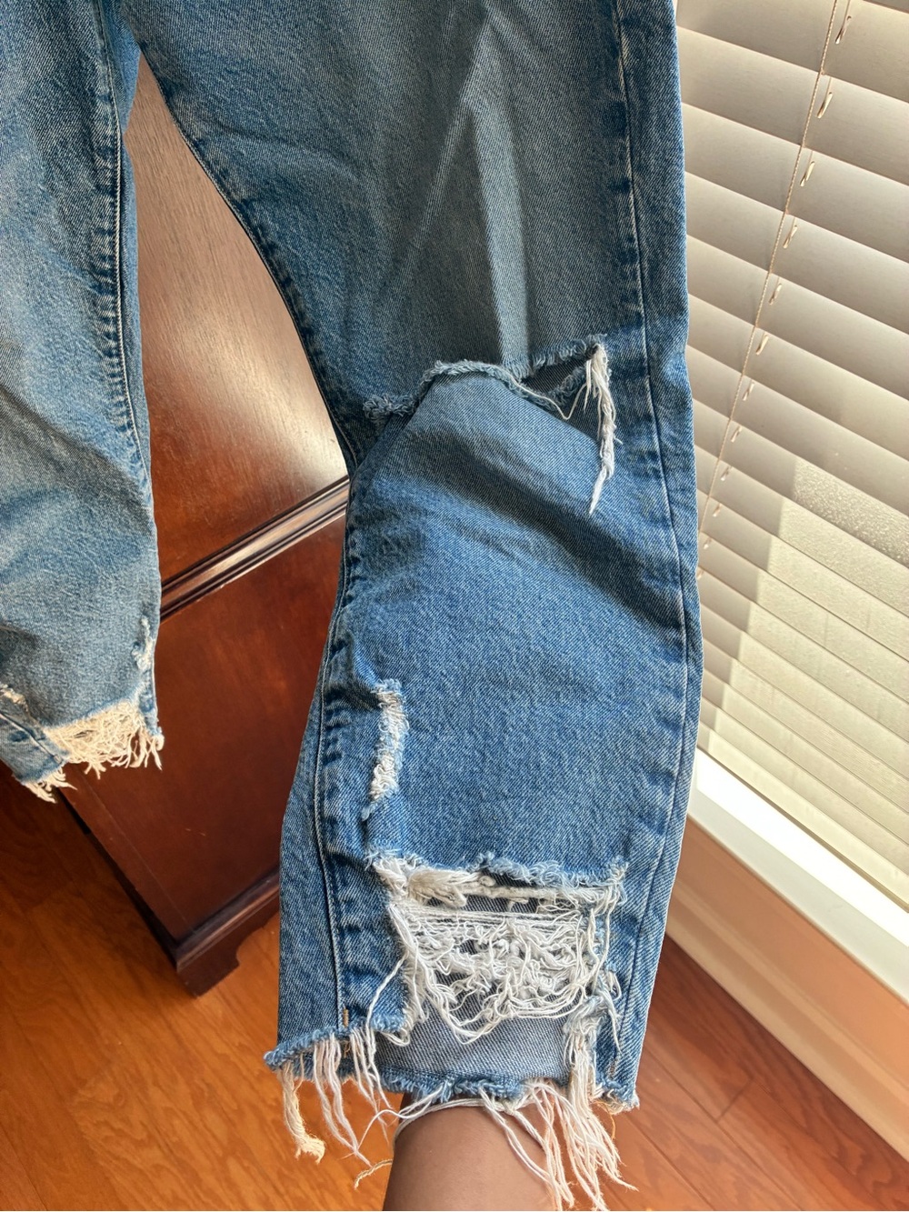 Good American Good Girlfriend High Rise Distressed Jeans Size 8/29 Light Wash - Picture 6 of 10